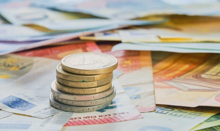 Πότε μπαίνουν τα επιδόματα Αυγούστου - Οι ημερομηνίες πληρωμών και οι αυξήσεις για τους δικαιούχους