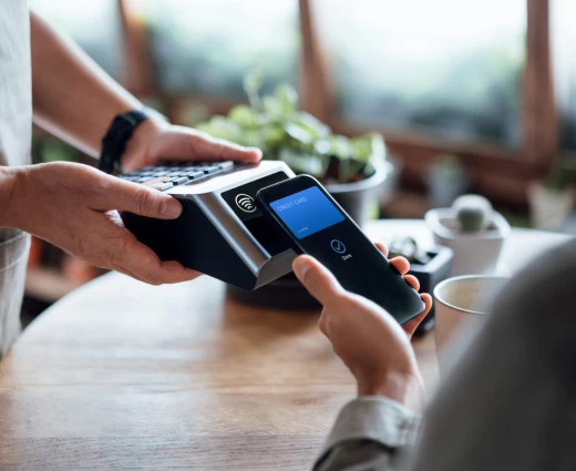 Τέλος τα μετρητά; Γιατί οι cashless χώρες ζητούν από τους πολίτες να έχουν και μετρητά