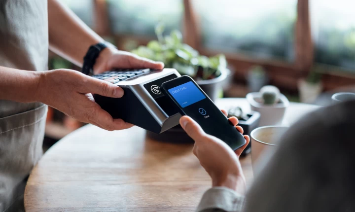 Τέλος τα μετρητά; Γιατί οι cashless χώρες ζητούν από τους πολίτες να έχουν και μετρητά