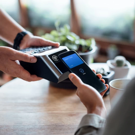 Τέλος τα μετρητά; Γιατί οι cashless χώρες ζητούν από τους πολίτες να έχουν και μετρητά