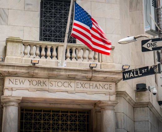 Wall Street: Συγκρατημένες κινήσεις μετά το ιστορικό ρεκόρ του S&P 500