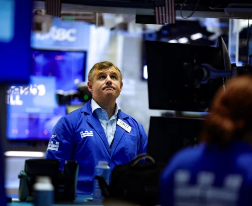 Wall Street: «Ανάσα» μετά την παρέμβαση στα αμερικανικά ομόλογα – Ράλι 90% για τη Moderna