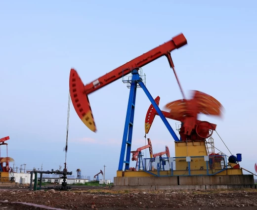 Πετρέλαιο: Πάνω από τα $93 το Brent με άλμα 6% στην εβδομάδα – «Καύσιμο» στο ράλι η D-Day Τραμπ κατά του Ιράν