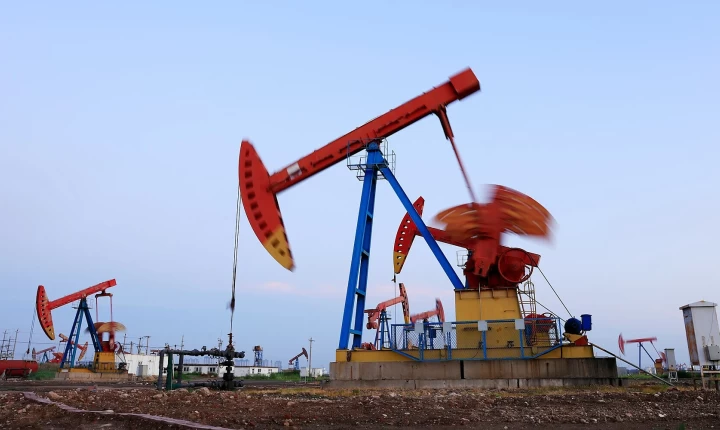 Πετρέλαιο: Πάνω από τα $93 το Brent με άλμα 6% στην εβδομάδα – «Καύσιμο» στο ράλι η D-Day Τραμπ κατά του Ιράν