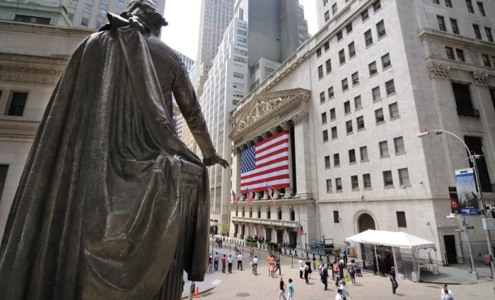 Wall Street: Ανάκαμψη με «καύσιμο» τα κρυπτονομίσματα – Παραμένει ο πονοκέφαλος των ομολόγων
