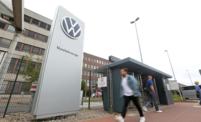 Volkswagen: Φουντώνει η οργή των εργαζομένων – Η δύσκολη αναμέτρηση του Μπλούμε για την αναδιάρθρωση