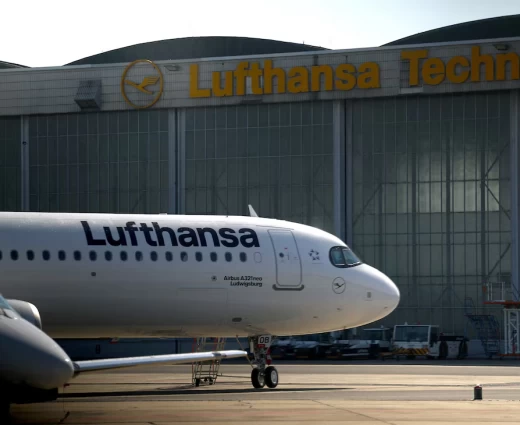 Lufthansa: Υποβαθμίζει τις προβλέψεις για το 2026 – Πλήγμα από τα καύσιμα και τις απεργίες