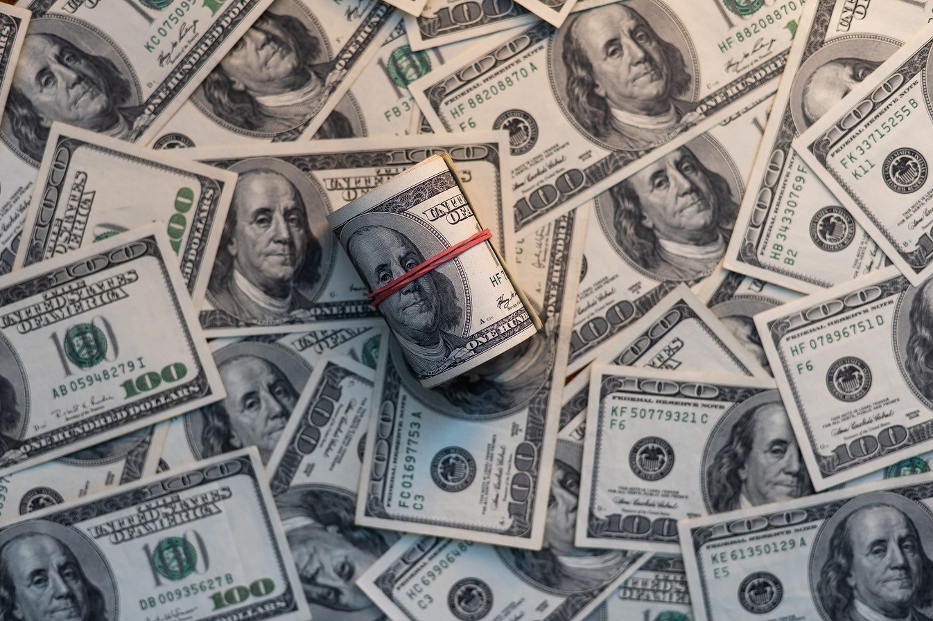 Κρίση στη Μέση Ανατολή: Γιατί το δολάριο επιστρέφει ως το ισχυρότερο ασφαλές καταφύγιο των αγορών