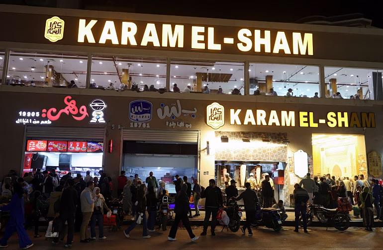 Η ενεργειακή κρίση αλλάζει το ωράριο των καταστημάτων στην Αίγυπτο