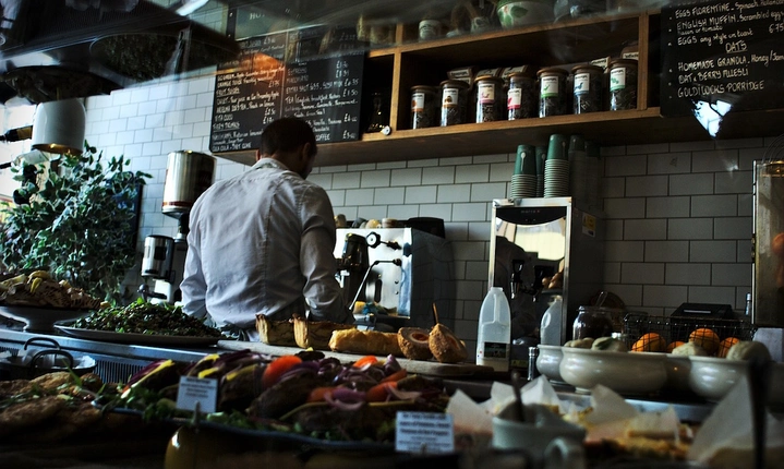 Παραμένουν κενά στην αγορά εργασίας - Ετήσια αύξηση κενών θέσεων κατά 4,2%