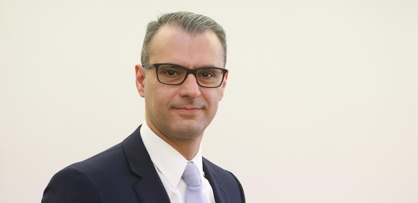 Bloomberg: Ο Διοικητής της Κεντρικής Τράπεζας της Κύπρου μιλά για τα ΜΕΔ