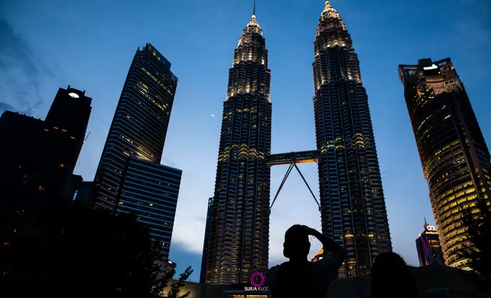 Η Μαλαισία εξετάζει φορολογία στα έσοδα από τα κέρδη 
