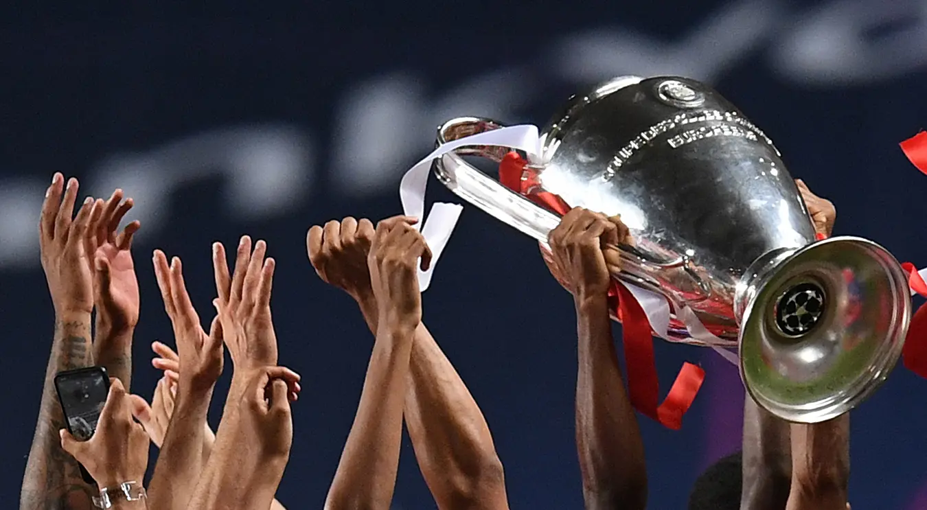 Bloomberg: Πόλεμος δισεκατομμυρίων στο ποδόσφαιρο - Ποιοι κερδίζουν και ποιοι χάνουν;