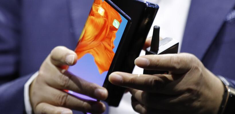 Μετά την Samsung ακολουθεί η Huawei με αναδιπλούμενο smartphone