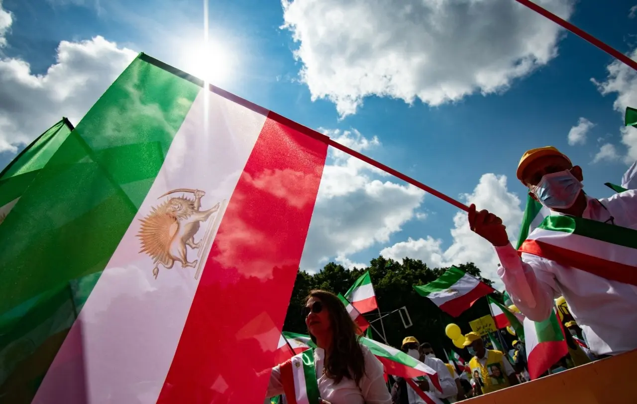 Επαναφέρει τις κυρώσεις κατά του Ιράν η ΕΕ