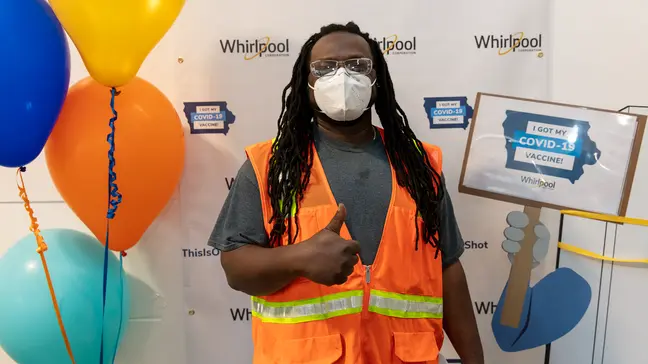 «Πουλουστρίνα» $1000 για εμβολιασμό των υπαλλήλων