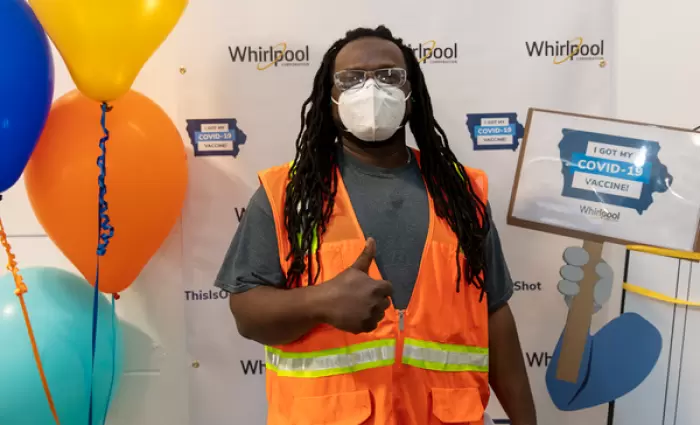 «Πουλουστρίνα» $1000 για εμβολιασμό των υπαλλήλων