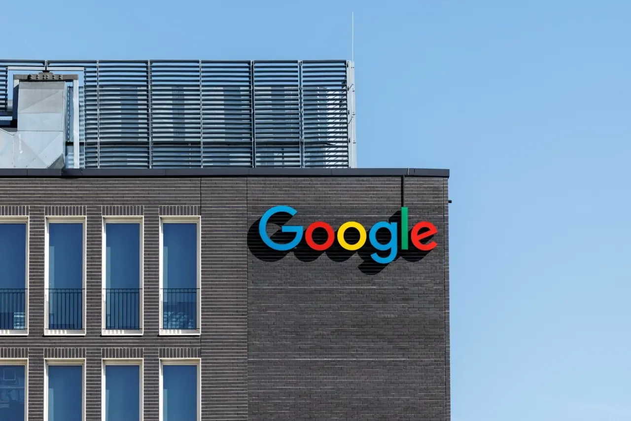 Alphabet: Είναι η πιο πολύτιμη εταιρεία - Στο κατώφλι των $3 τρισ. με ώθηση από την AI