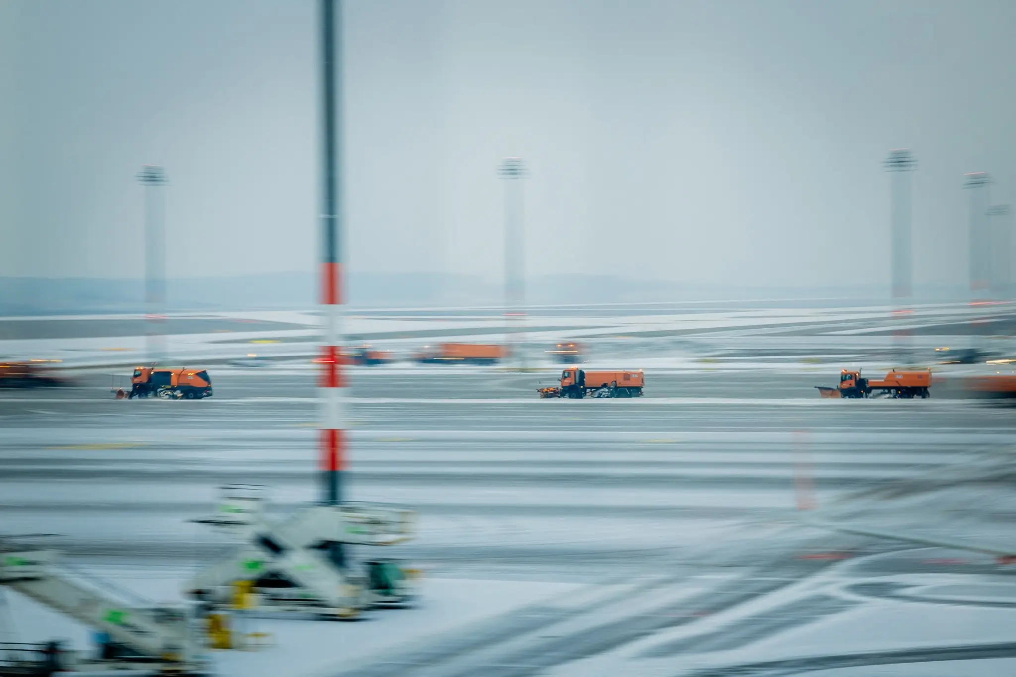 Γερμανία: Μαύρος πάγος κλείνει το αεροδρόμιο του Βερολίνου – Αναστολή πτήσεων