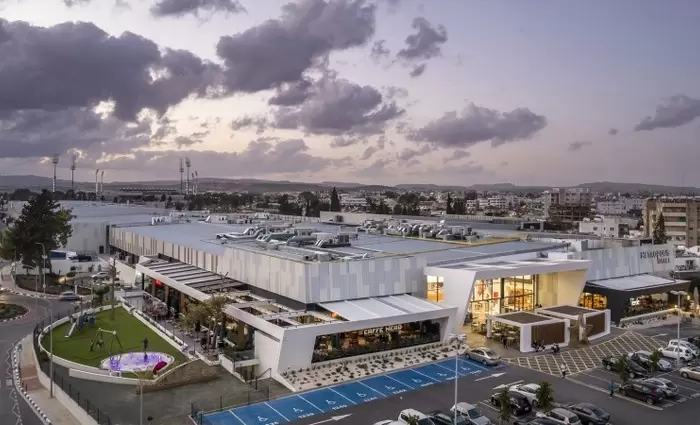 Εκκενώθηκε το Metropolis Mall στη Λάρνακα λόγω φωτιάς