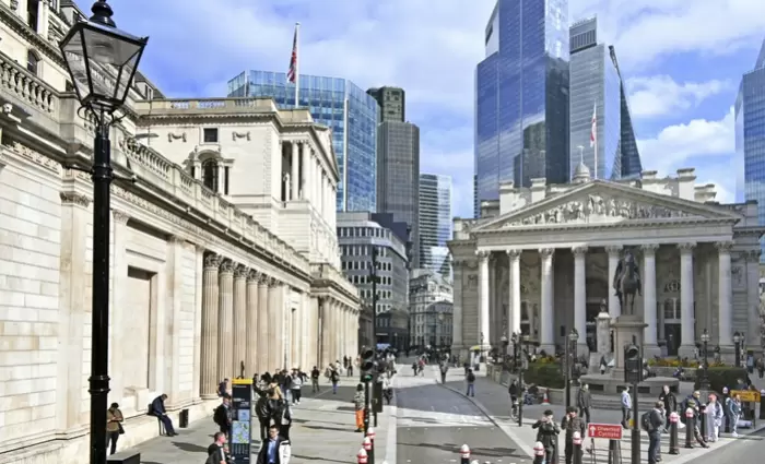 Η Τράπεζα της Αγγλίας μείωσε τα επιτόκια στο 4% - Τι βλέπουν Barclays και Capital Economics