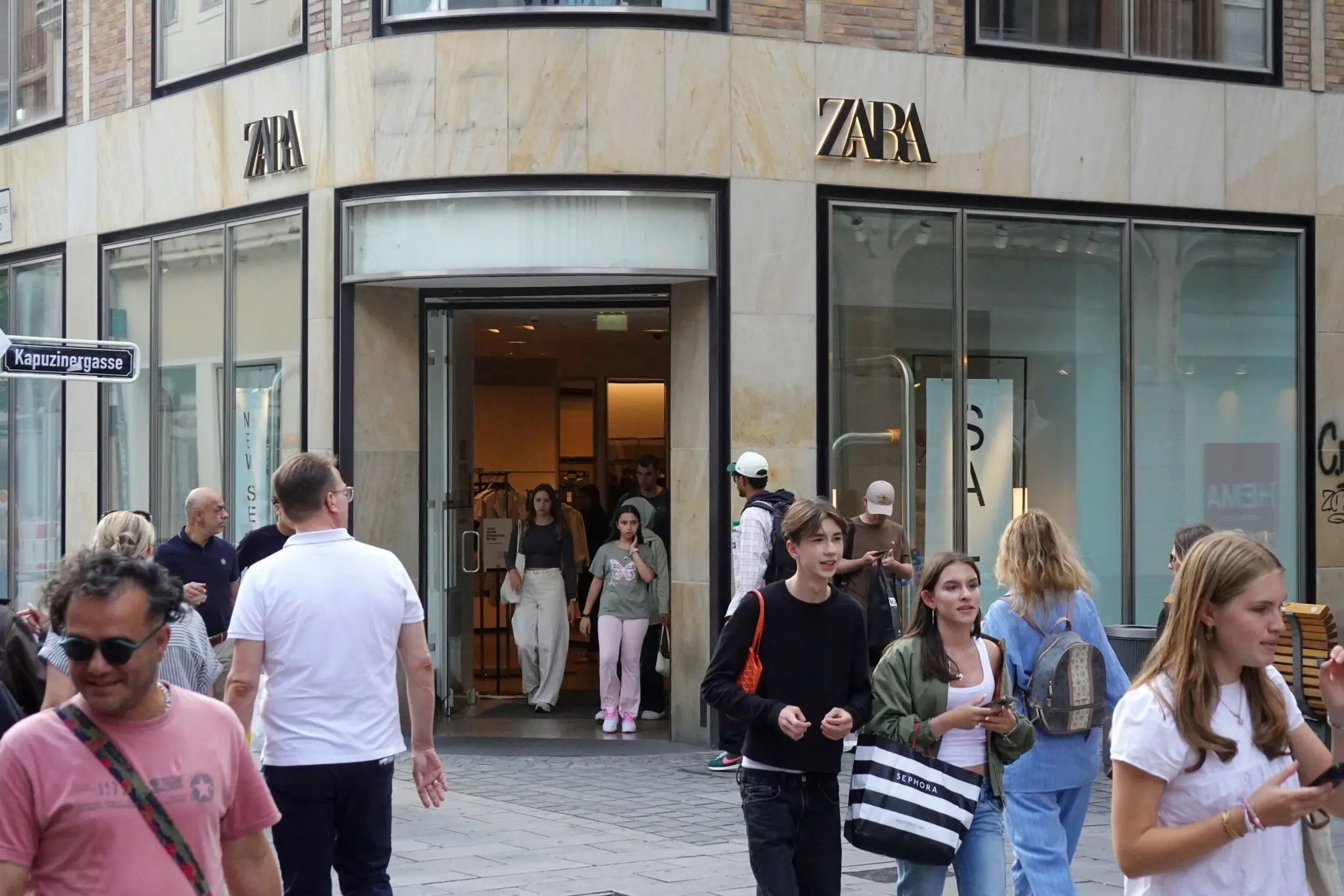 Γιατί κανείς δεν μπορεί να αντιγράψει τη Zara – Το μυστικό της