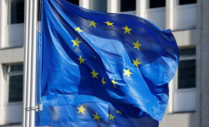 ΕΕ: Χαιρετίζει την απόφαση Τραμπ για τους δασμούς