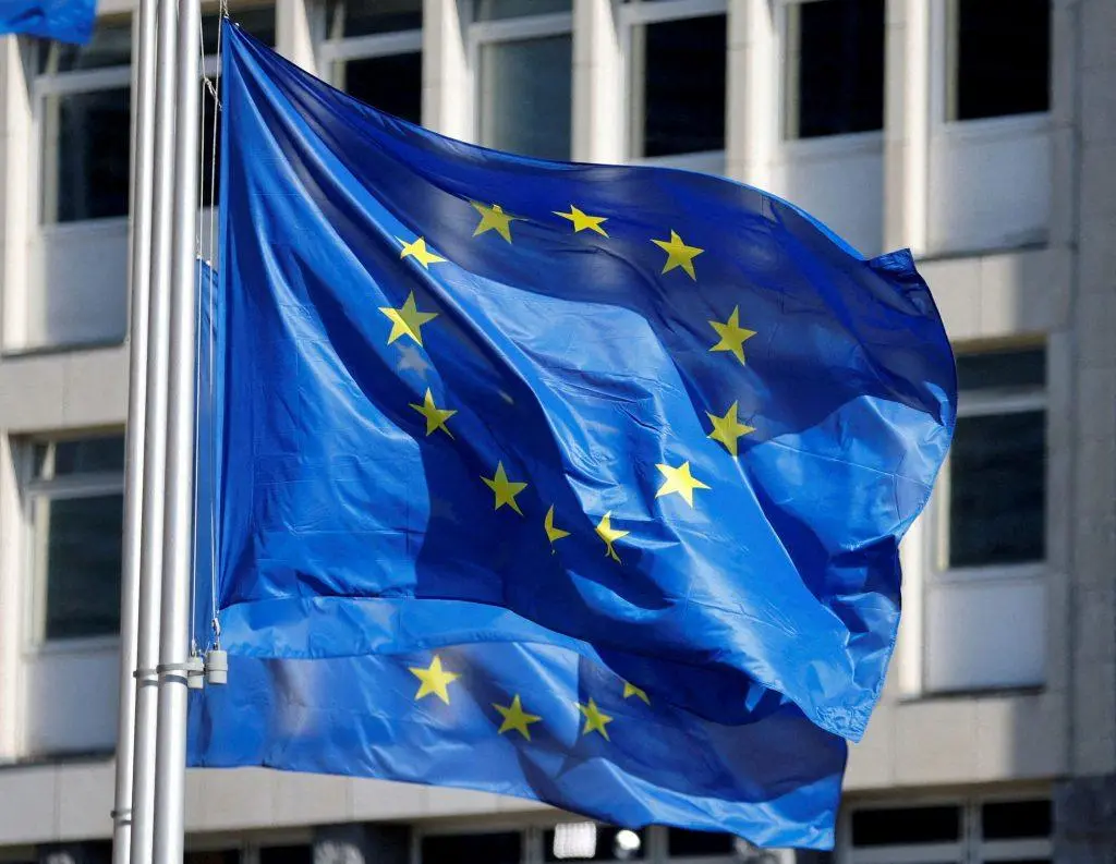 ΕΕ: Χαιρετίζει την απόφαση Τραμπ για τους δασμούς