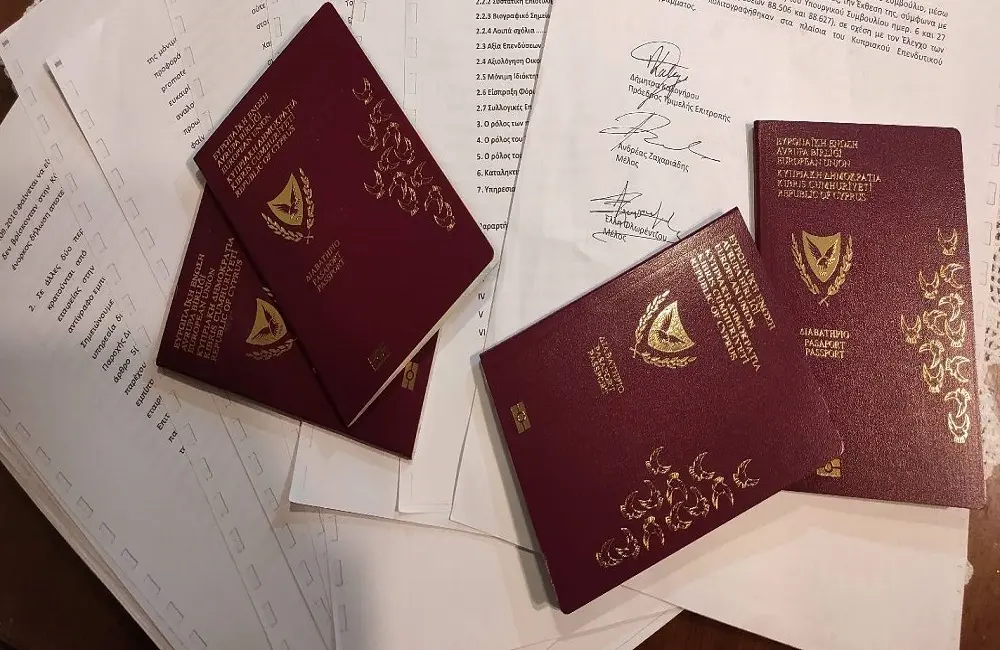 Στο δρόμο για το δικαστήριο και οι πολιτογραφήσεις Καμποτιανών