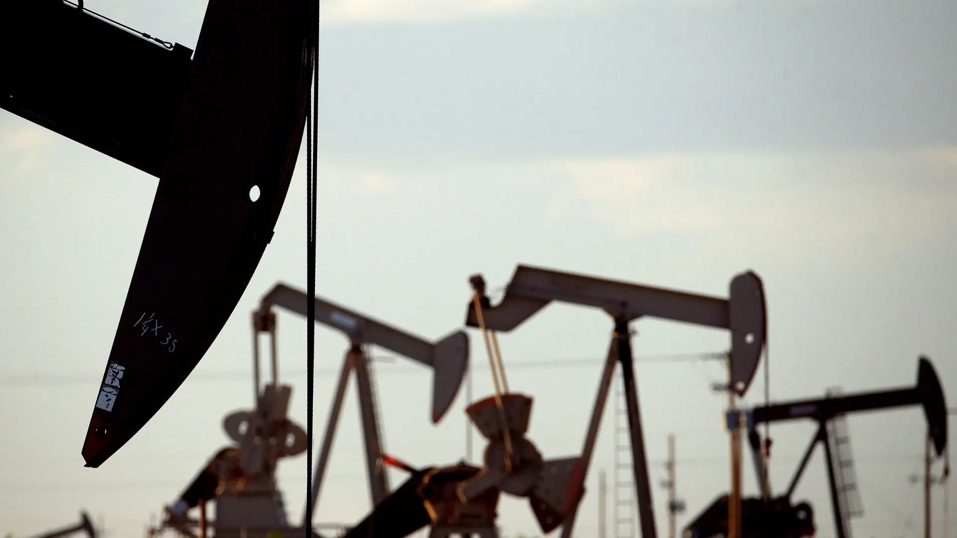 Αυξήσεις στις τιμές πετρελαίου λόγω επέκτασης μειώσεων από Σ. Αραβία και Ρωσία