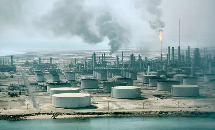 Η Σαουδική Αραβία μειώνει τις τιμές του πετρελαίου