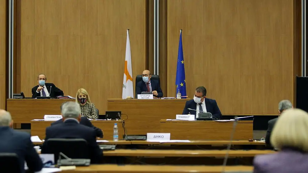 Θέλει να κόψει τα τριήμερα των Βουλευτών ο Αδάμου, αλλά…