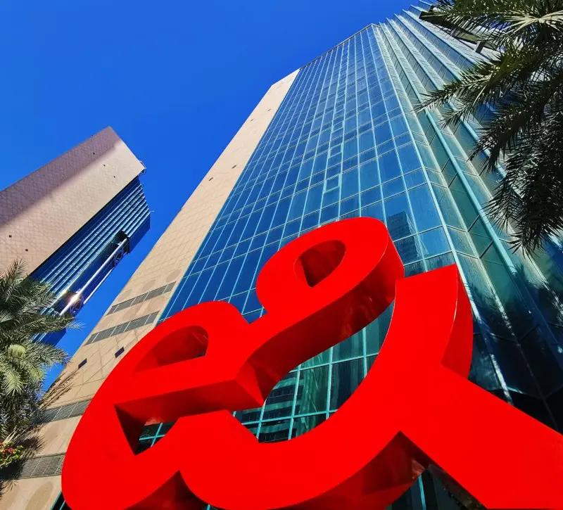 Vodafone: Η E& των ΗΑΕ πωλεί το ποσοστό της στην οικογένεια του Ξαβιέ Νιέλ έναντι 5,95 δισ. δολαρίων