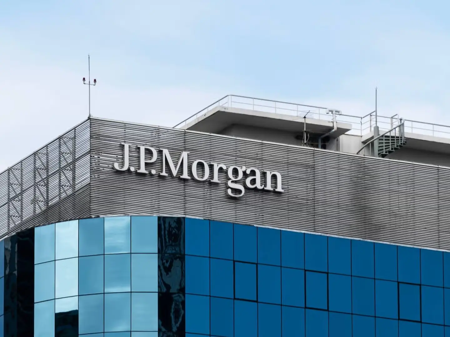 Η JPMorgan προειδοποιεί: Το πετρέλαιο θα επιστρέψει στα ιστορικά υψηλά του πολέμου αν δεν ανοίξει το Ορμούζ
