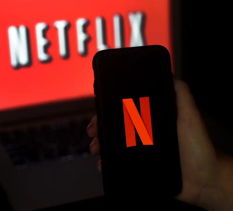 WSJ: Η Netflix σχεδιάζει live κανάλια και νέες συνεργασίες για να κρατήσει τους συνδρομητές
