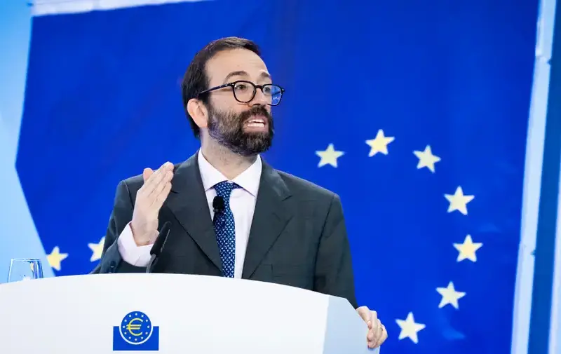 Ο οικονομολόγος που «κόπηκε» από το ΔΝΤ και το μακρύ χέρι του Τραμπ