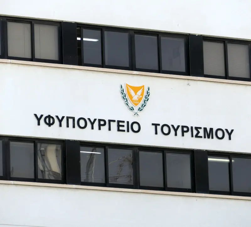 Ένσταση στην ΕΔΥ με προεκτάσεις για διαθεσιμότητα γ.δ. του Υφυπουργείου Τουρισμού