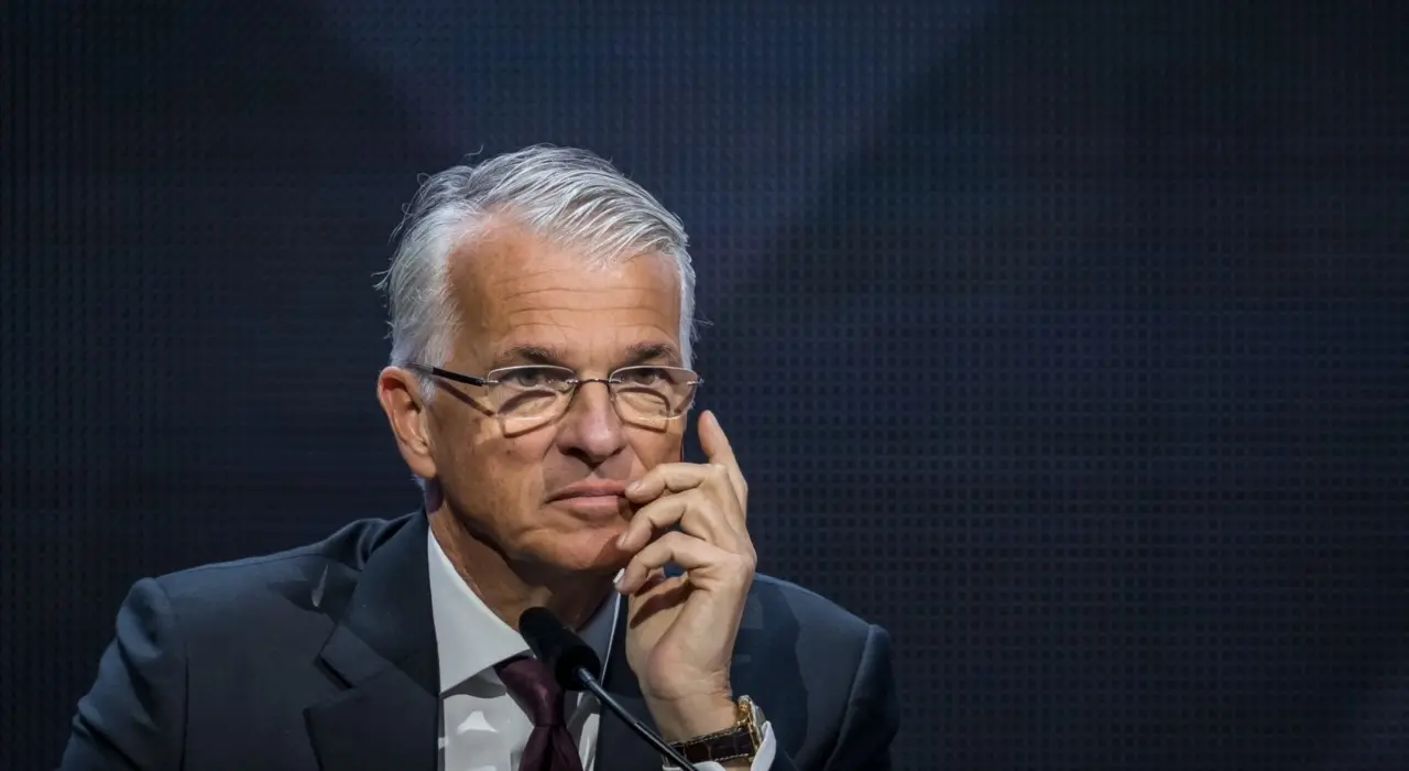 UBS: «Καμπανάκι» Ερμότι για εφησυχασμό στις αγορές – Υψηλότερα επιτόκια για μεγαλύτερο διάστημα