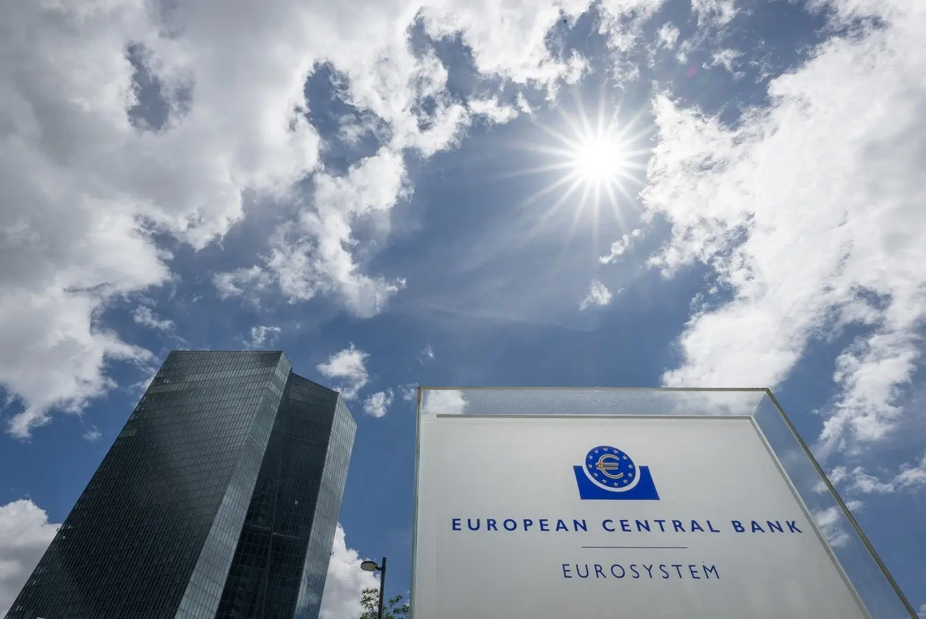 ΕΚΤ: Νέα αύξηση επιτοκίων κατά 25 μονάδες βάσης – Ανέβασε τον «πήχη» στο 2,5%