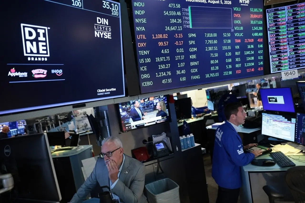 Πιέσεις στη Wall Street από το άλμα του πετρελαίου και τον επίμονο πληθωρισμό