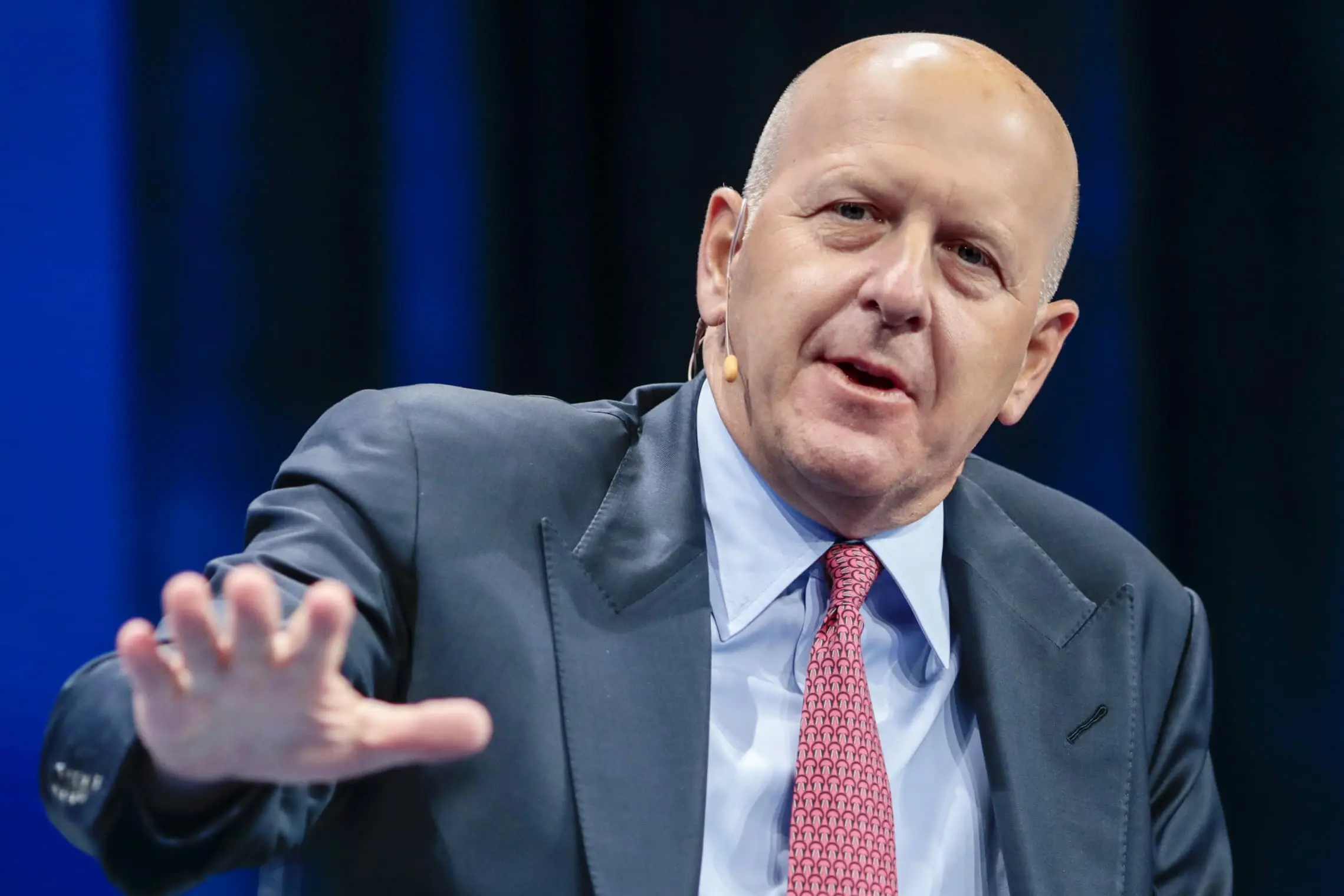 Η Goldman Sachs έβαλε ψαλίδι στον μισθό του CEO της
