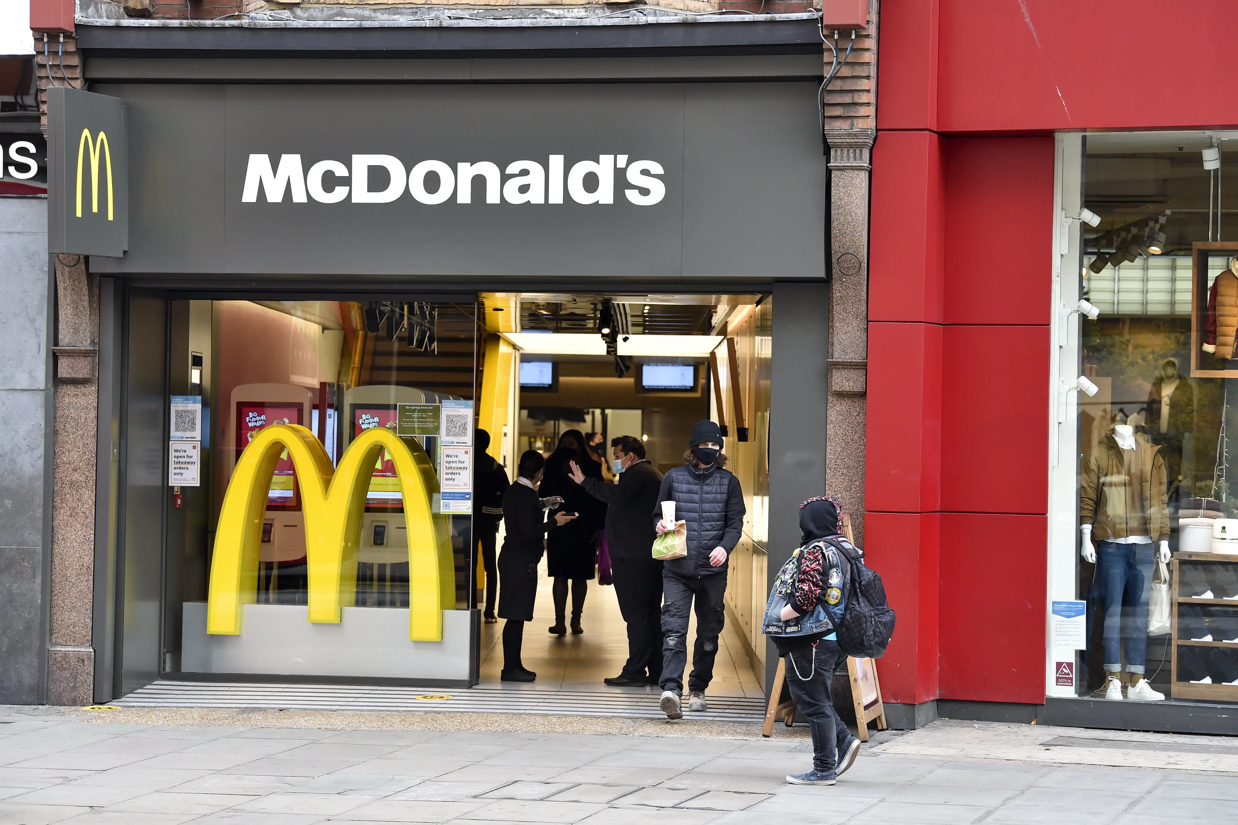 Αυξάνεται η τιμή του cheeseburger για πρώτη φορά σε 14 χρόνια