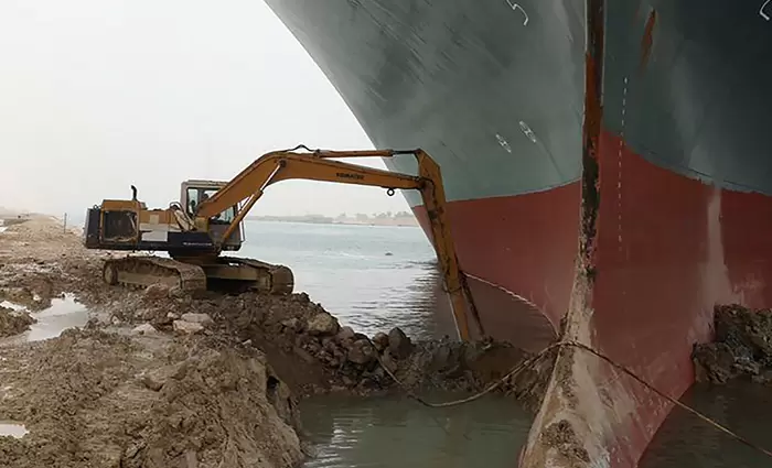 Έκτη μέρα κλειστή η Διώρυγα του Σουέζ - Νέα προσπάθεια αποκόλλησης