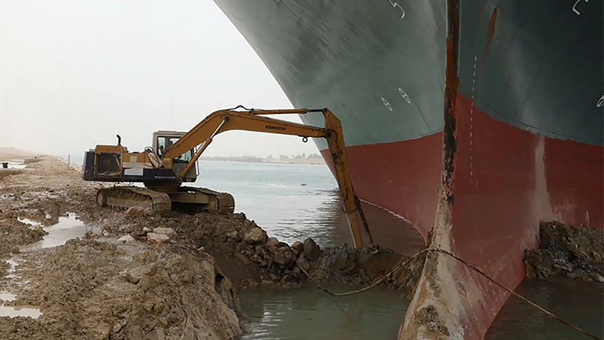 Έκτη μέρα κλειστή η Διώρυγα του Σουέζ - Νέα προσπάθεια αποκόλλησης