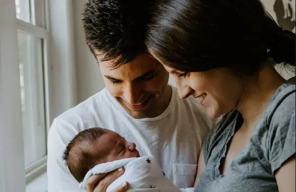 Έρχονται αλλαγές στις άδειες μητρότητας και πατρότητας