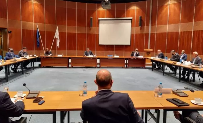 Γραπτές προτάσεις για αντιμετώπιση της κρίσης περιμένει ο ΥΠΟΙΚ