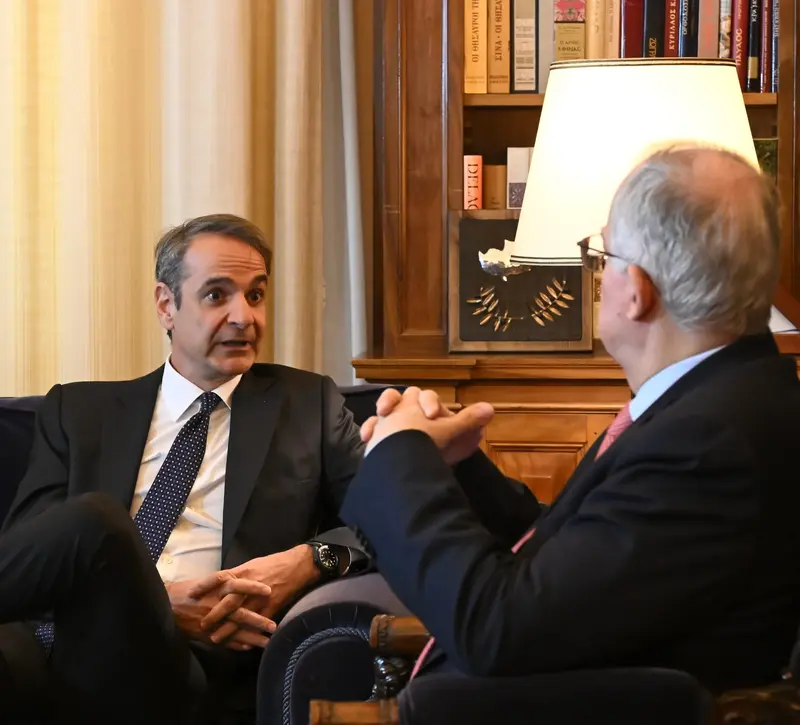 Bloomberg: Η Ελλάδα επιβάλλει πλαφόν στα περιθώρια κέρδους σε καύσιμα και σούπερ μάρκετ