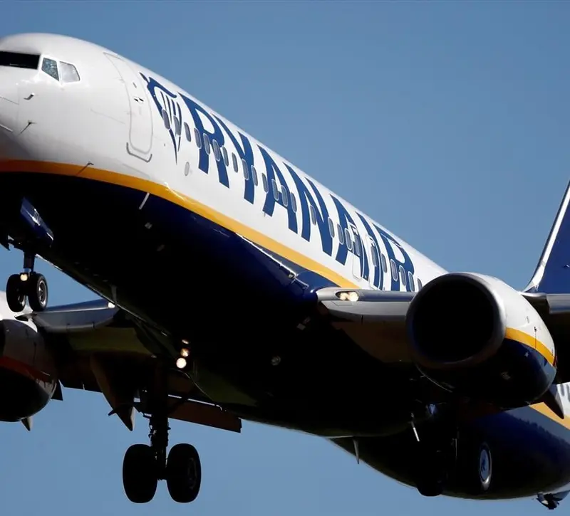 Ryanair: Ερευνάται για επιπλέον χρεώσεις σε γονείς που κάθονται δίπλα στα παιδιά τους – Τι απαντάει η αεροπορική εταιρεία