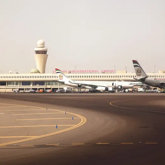 Πόσο θα αυξήσουν τις τιμές στα εισιτήρια προς Ευρώπη οι αεροπορικές της Ασίας λόγω της αστάθειας στο πετρέλαιο