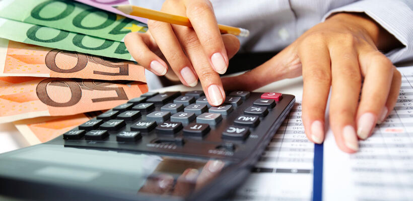 Μειώθηκαν τα επιτόκια και αυξήθηκαν τα δάνεια από εταιρείες